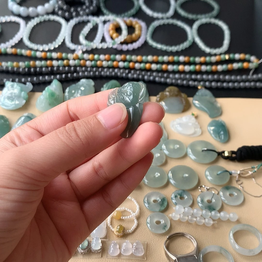 翡翠未镶嵌颈饰天使