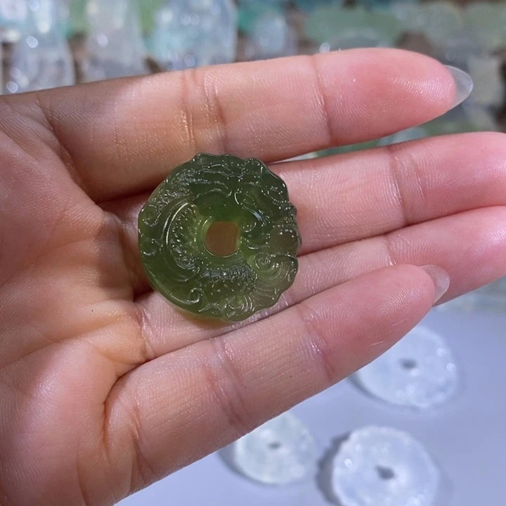 伊***C岫玉未镶嵌颈饰吊坠