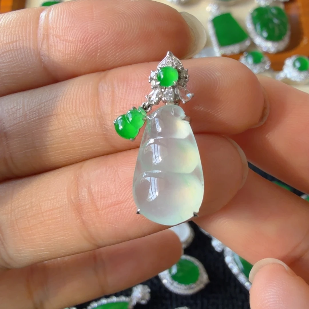 翡翠18K金镶嵌颈饰吊坠