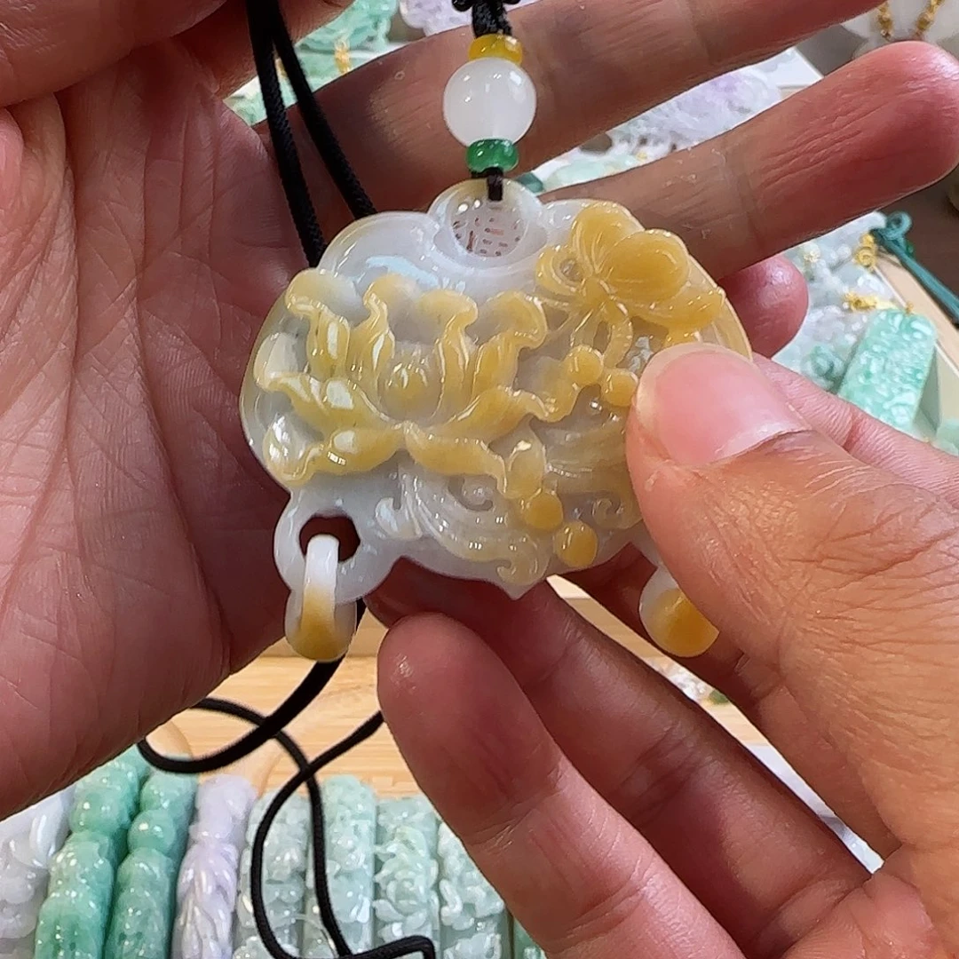 翡翠未镶嵌颈饰蝶恋花
