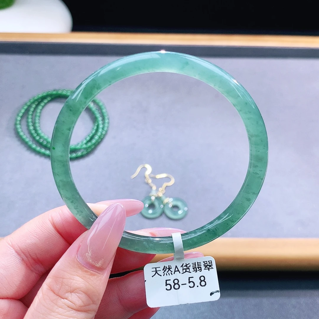 未镶嵌手镯（圆镯）翡翠