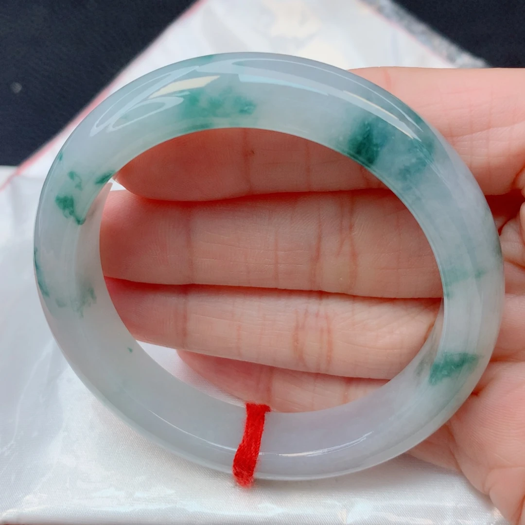 翡翠未镶嵌手镯54圈 白底飘蓝花完整度高