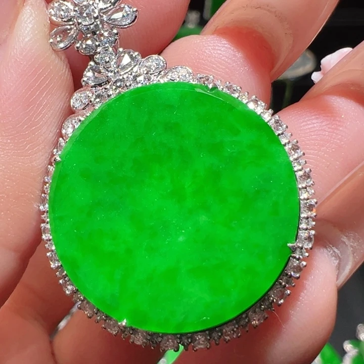 颈饰18K金镶嵌翡翠圆牌