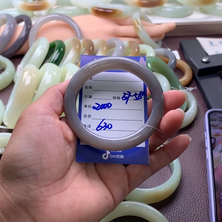 宁***…和田玉未镶嵌手镯