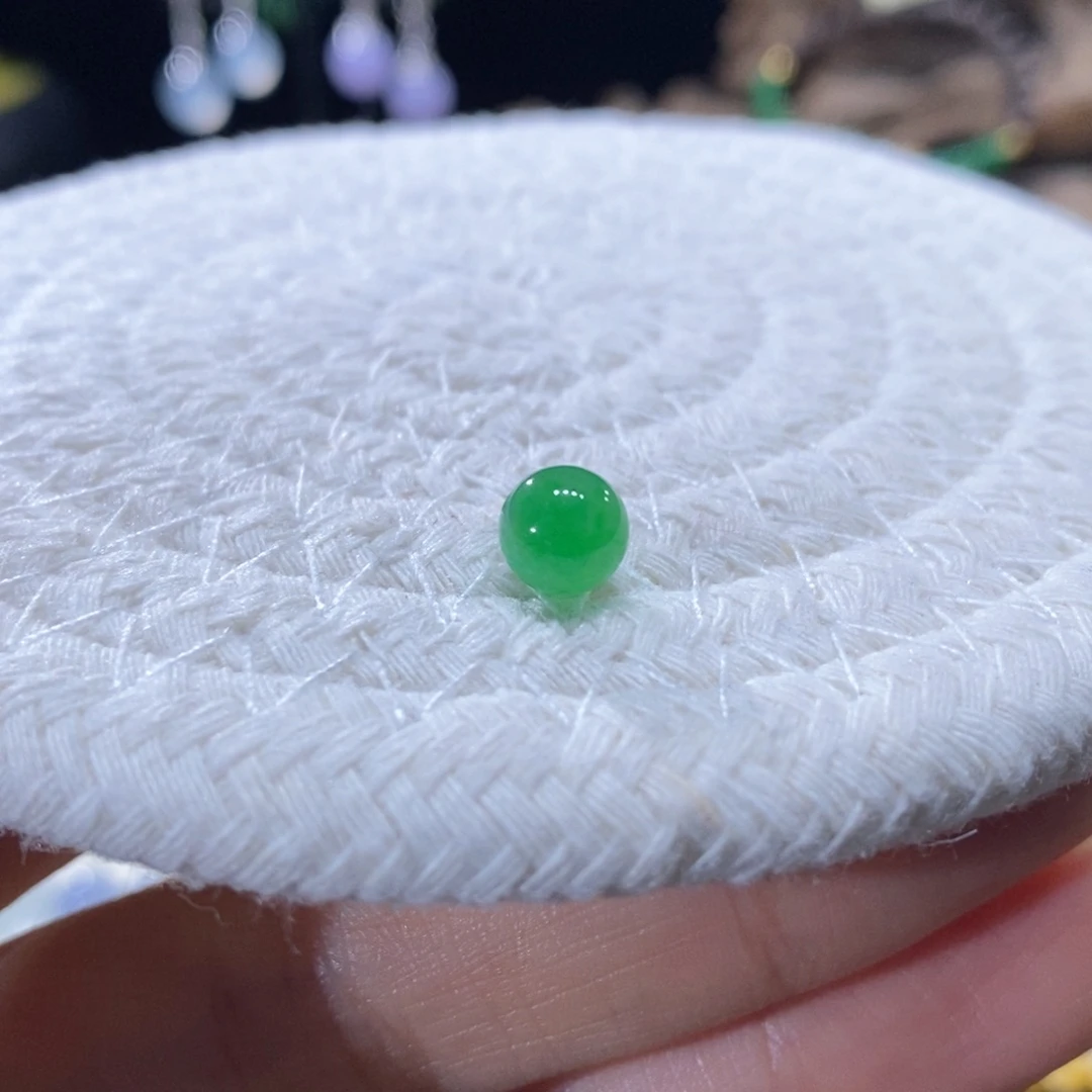 翡翠未镶嵌颈饰翡翠满阳绿小珠6+mm