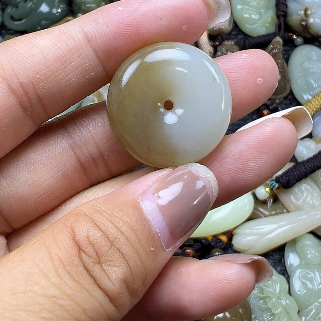 和田玉未镶嵌颈饰俄料，卡24.3