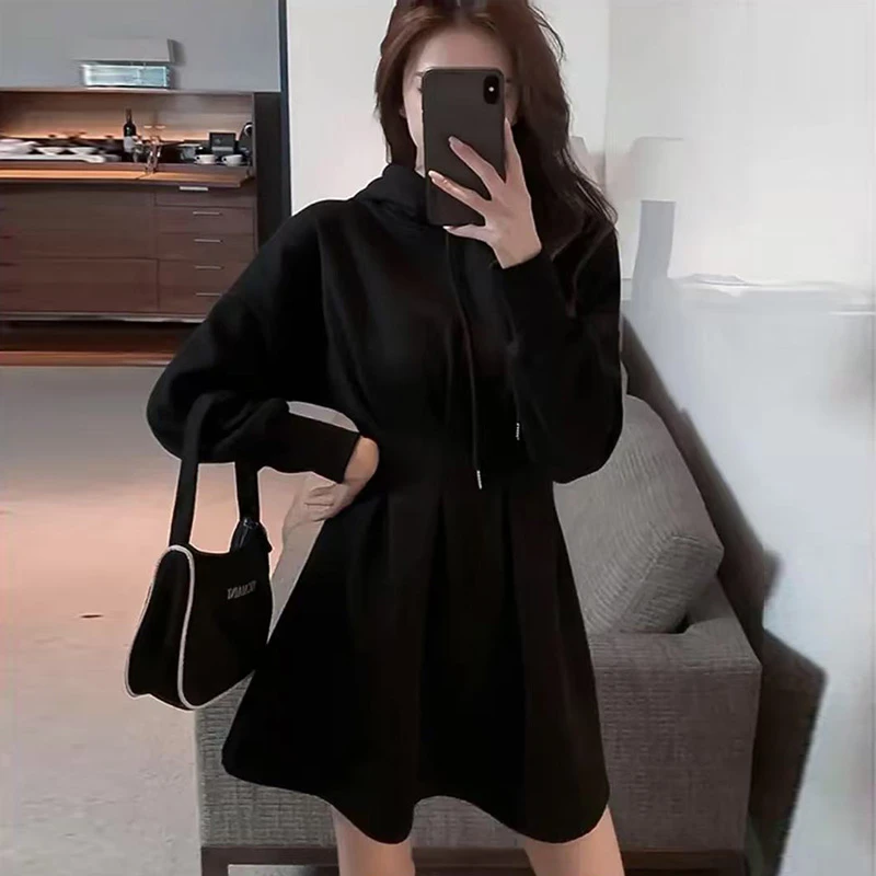 2025年春秋新款时尚气质辣妹中长款收腰显瘦长袖连帽黑色连衣裙女