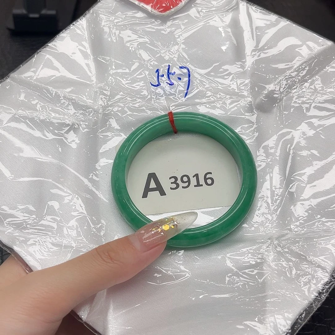 翡翠手镯未镶嵌默认瑕疵