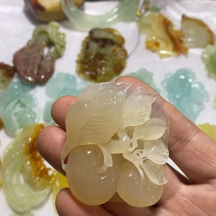 蛇纹石玉未镶嵌颈饰