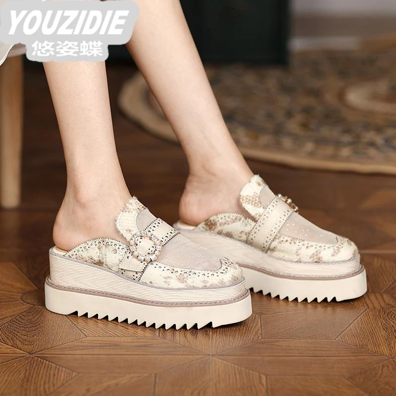 英伦方头厚底洞洞拖鞋2025新款夏季网面透气搭扣轻奢松糕包头凉鞋