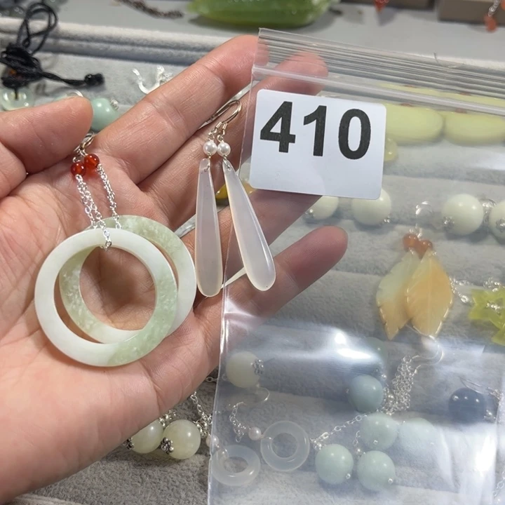 蛇纹石玉耳饰未镶嵌猫**令