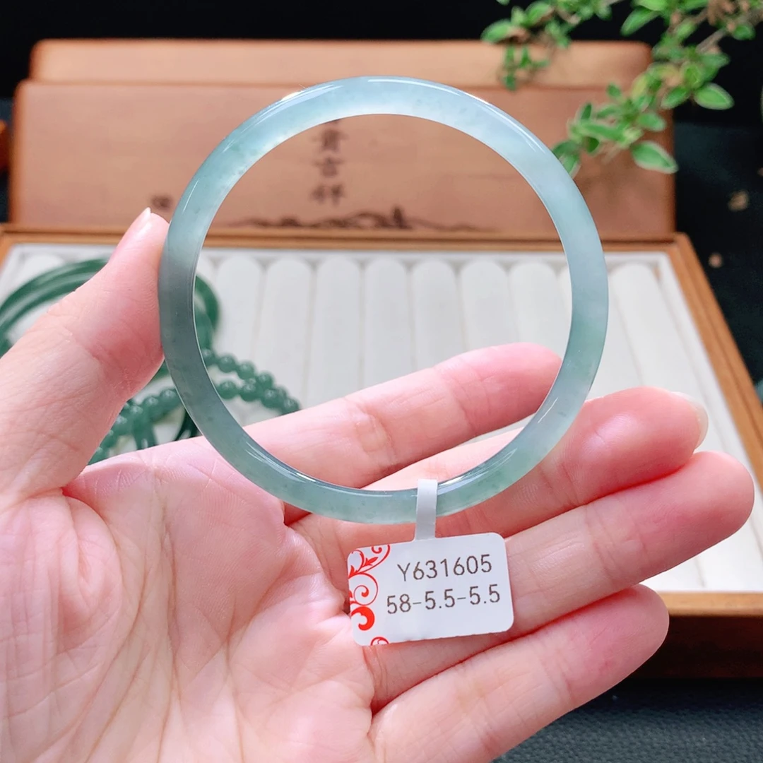 翡翠未镶嵌手镯（圆镯）