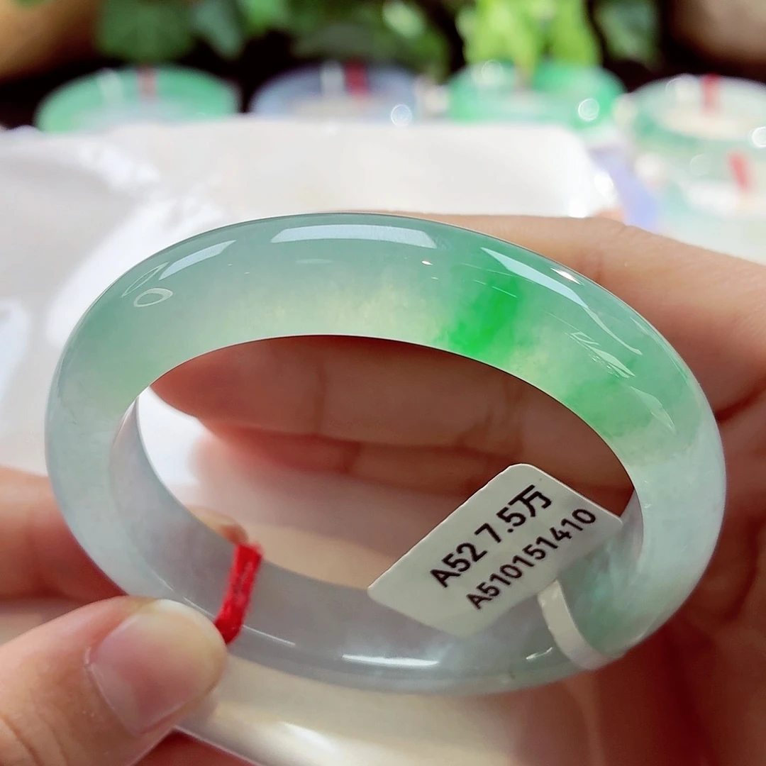 翡翠未镶嵌手镯（贵妃镯）冰透起光点翠68-52贵37