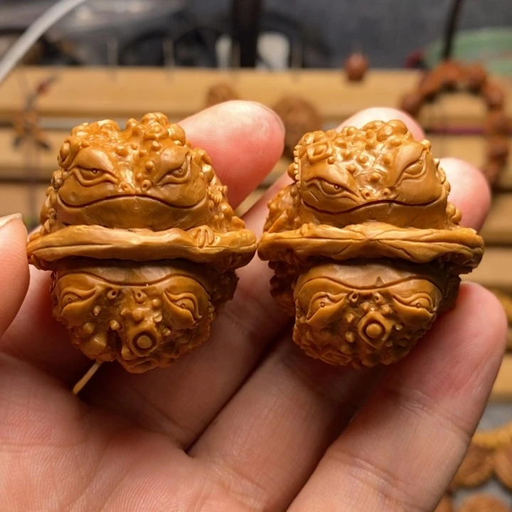 核桃手工雕刻金蟾一对