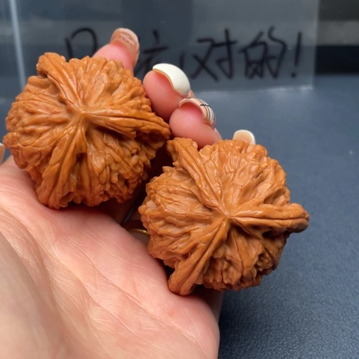 执***/文玩核桃吊坠白狮子