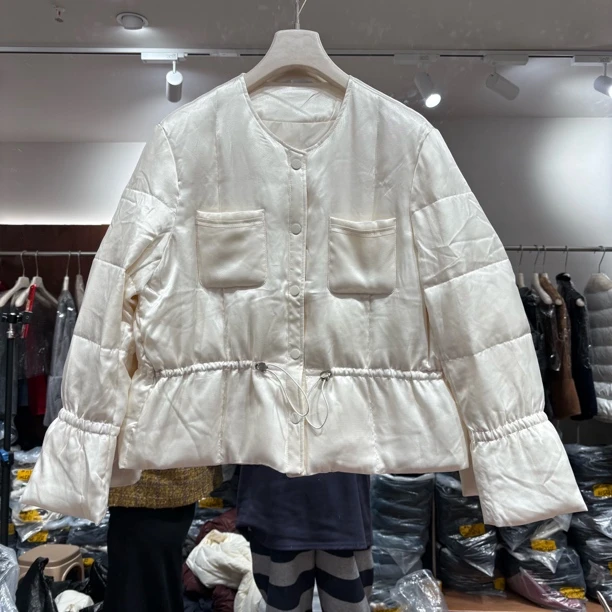 冬季新款国风图腾油蜡纹一手长柔光缎面白色鹅绒服外套 25887