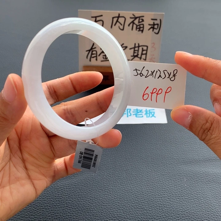 翡翠手镯未镶嵌翡翠手镯