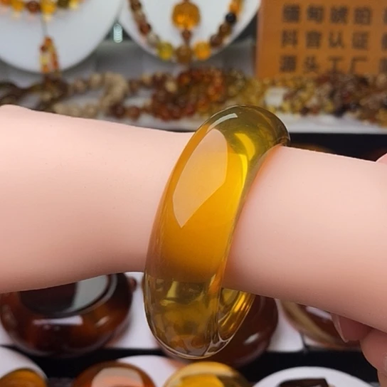 琥珀未镶嵌手镯58圈20.8宽10.8厚