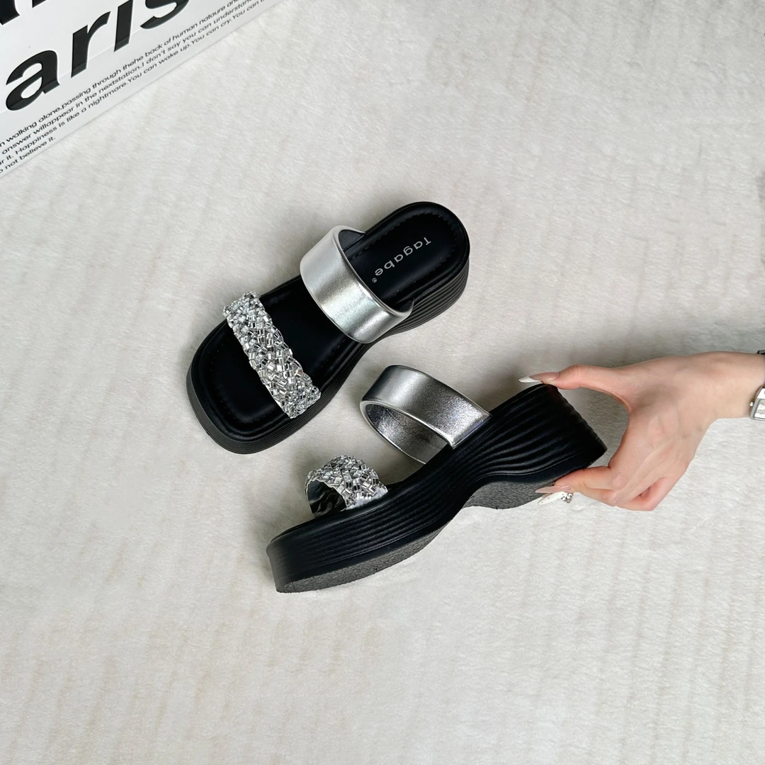 Tagabe法式气质水钻外穿一字拖女2025新款厚底松糕百搭罗马鞋凉鞋