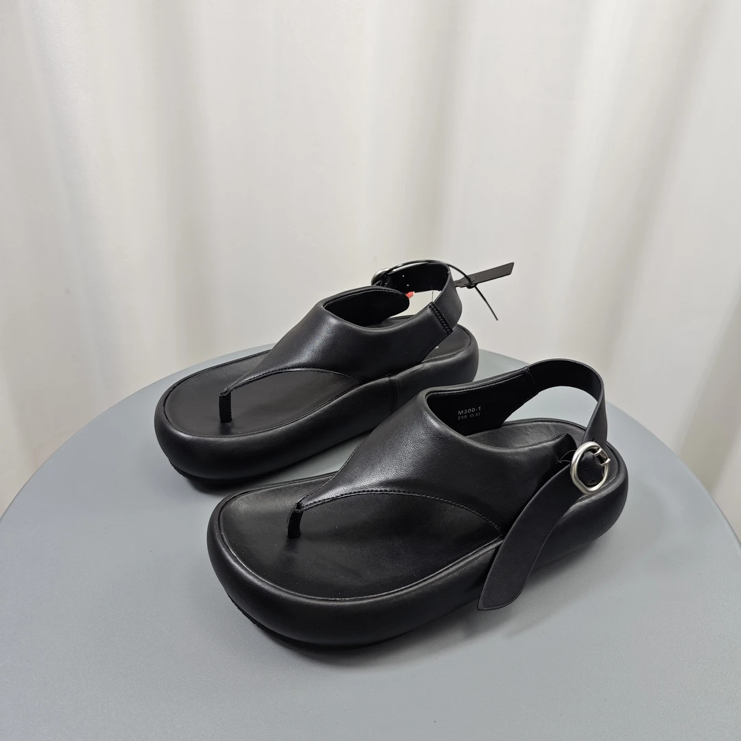 SGIRLTWTW修面皮带扣罗马风街头人字百搭一字女鞋2025款网红款