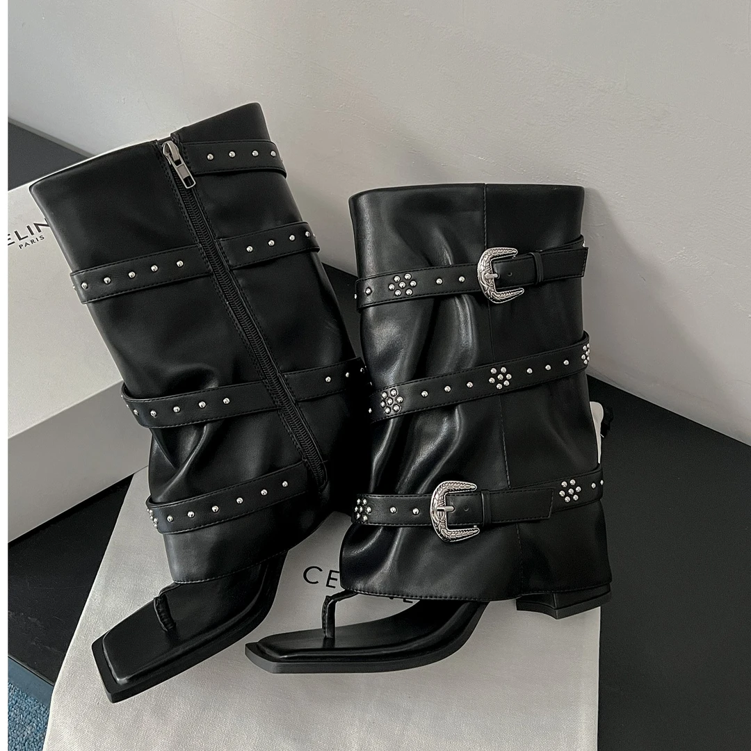 2025新款超火铆钉夹趾人字凉靴夏天皮带扣朋克风粗跟女鞋复古辣妹