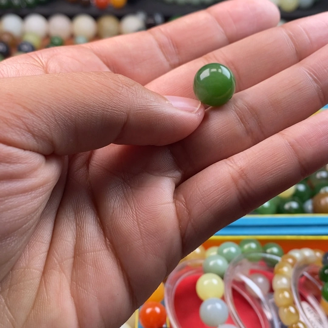 和田玉未镶嵌珠宝奇石卡12辣绿y无黑点