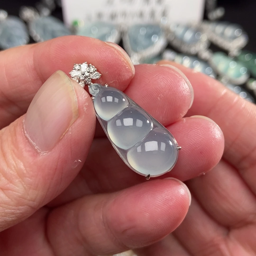 颈饰18K金镶嵌翡翠豆子