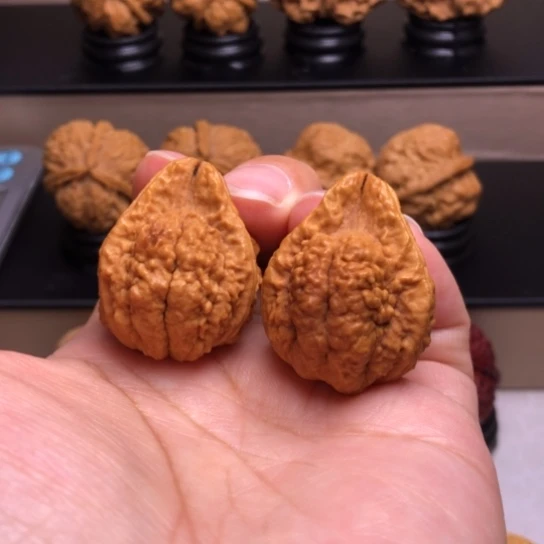 文玩核桃把件三楞金蟾塔59