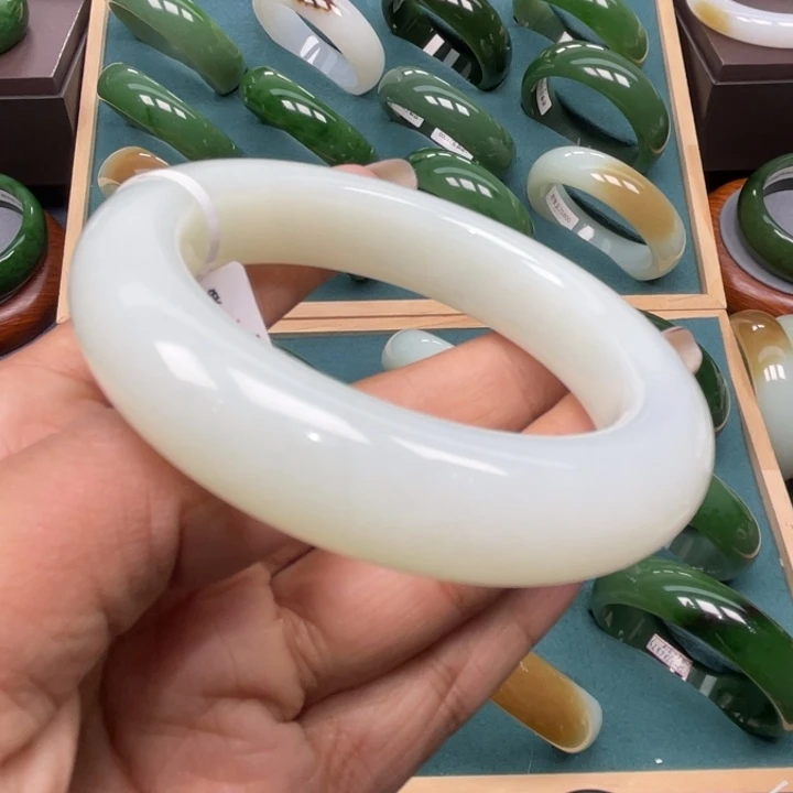 和田玉未镶嵌手镯