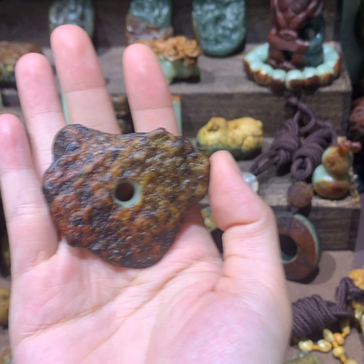 未镶嵌岫岩河磨玉（透闪石质玉）挂件