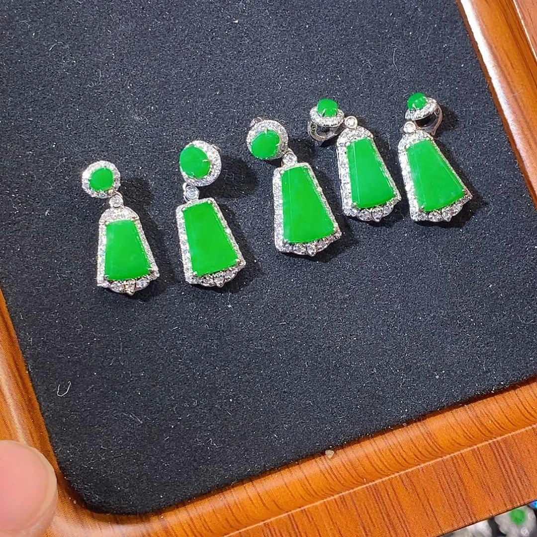 翡翠18K金镶嵌颈饰无事牌多样性发一个