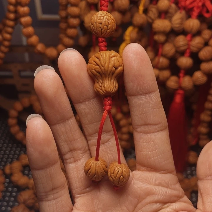 木质类龙纹桃枭挂件