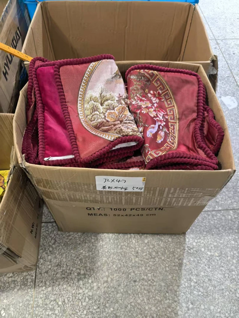 《厚广家》3楼32×47红色绣花加厚靠垫 发2个 不挑色