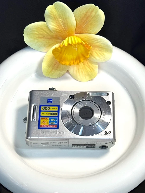 9新 Sony/索尼 w30 色彩浓郁鲜艳 学生新手推荐款 no退no换
