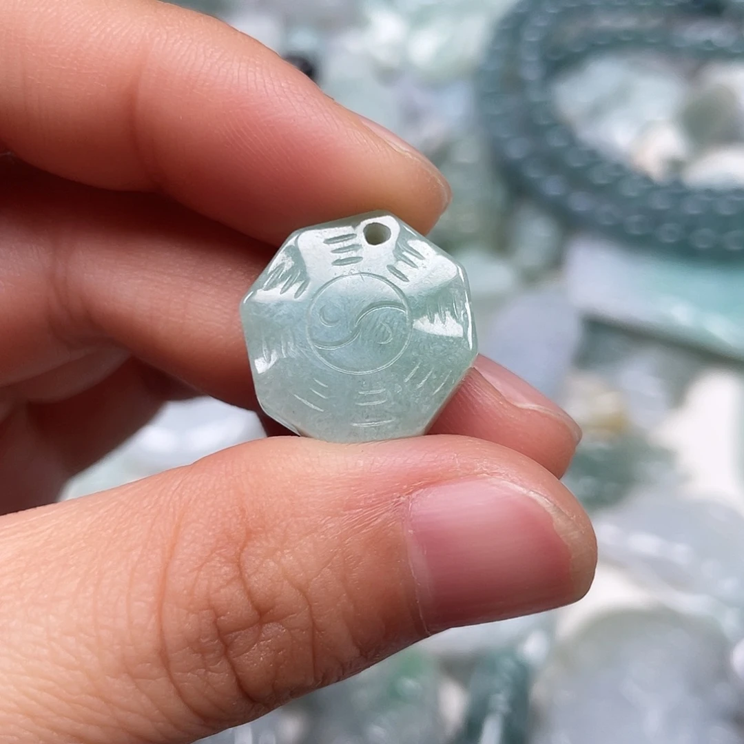 翡翠未镶嵌颈饰八卦