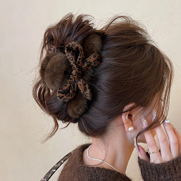 豹纹蝴蝶结毛绒抓夹女2025新款秋冬盘发夹高级感鲨鱼夹后脑勺发饰