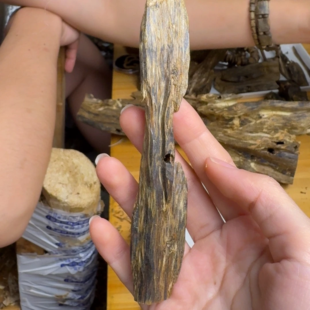 沉香沉香碎屑蓝宝石品种块料13克