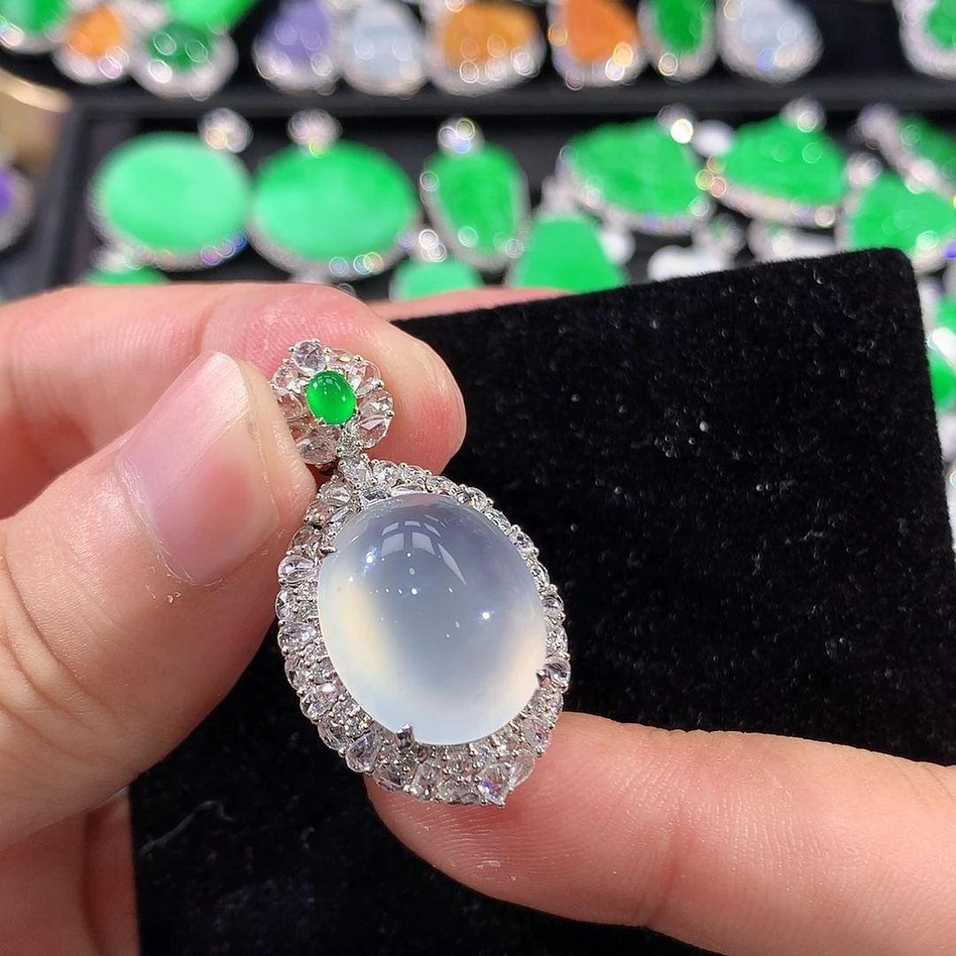 翡翠18K金镶嵌颈饰