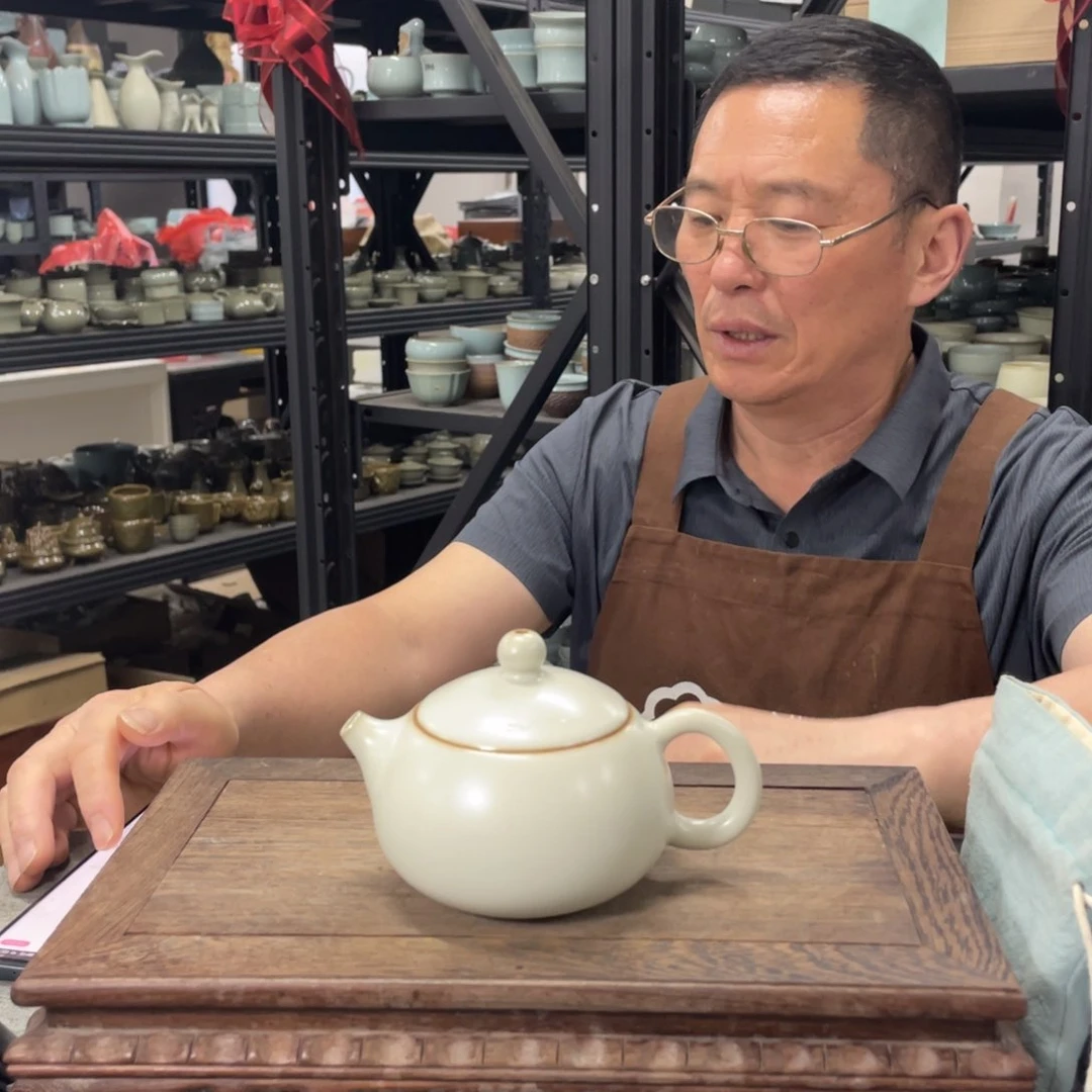 瓷片月白釉明星款西施壶