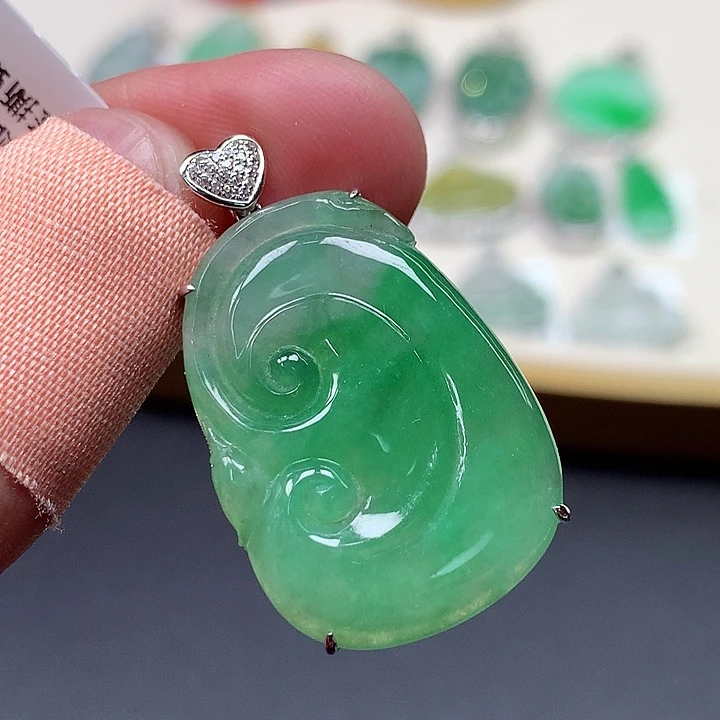 翡翠18K金镶嵌颈饰