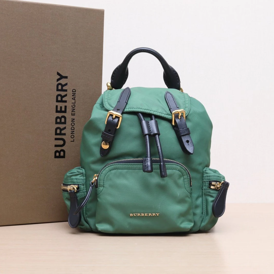 95新 BURBERRY/博柏利 小花黑黑The Rucksack 军旅双肩包