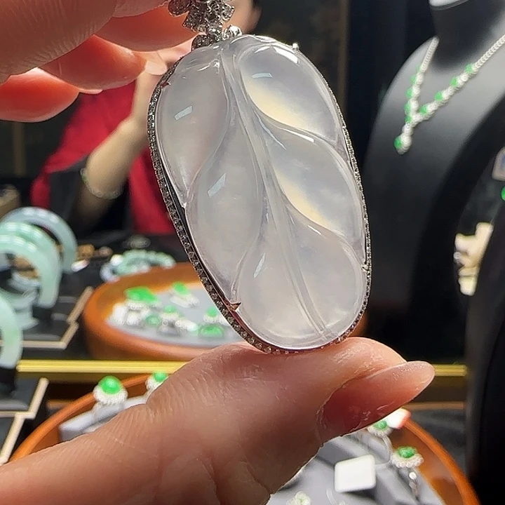 翡翠颈饰未镶嵌白冰叶子