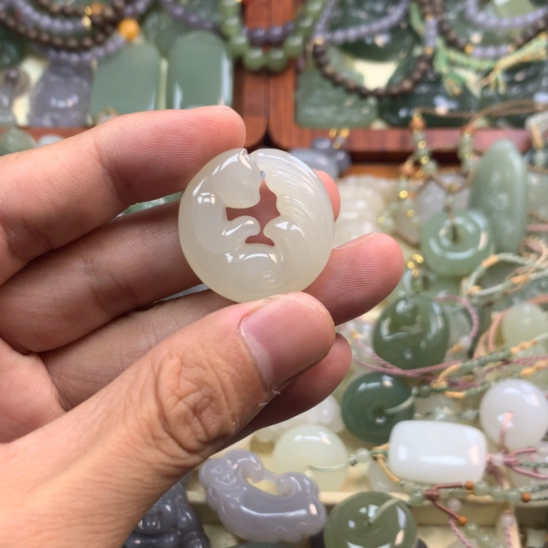 【闪购商品】颈饰未镶嵌和田玉欣**?