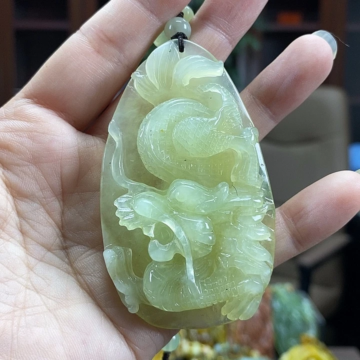 蛇纹石玉未镶嵌颈饰