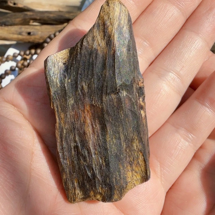 沉香摆件有*绿棋楠红谷凹身块料14.5克