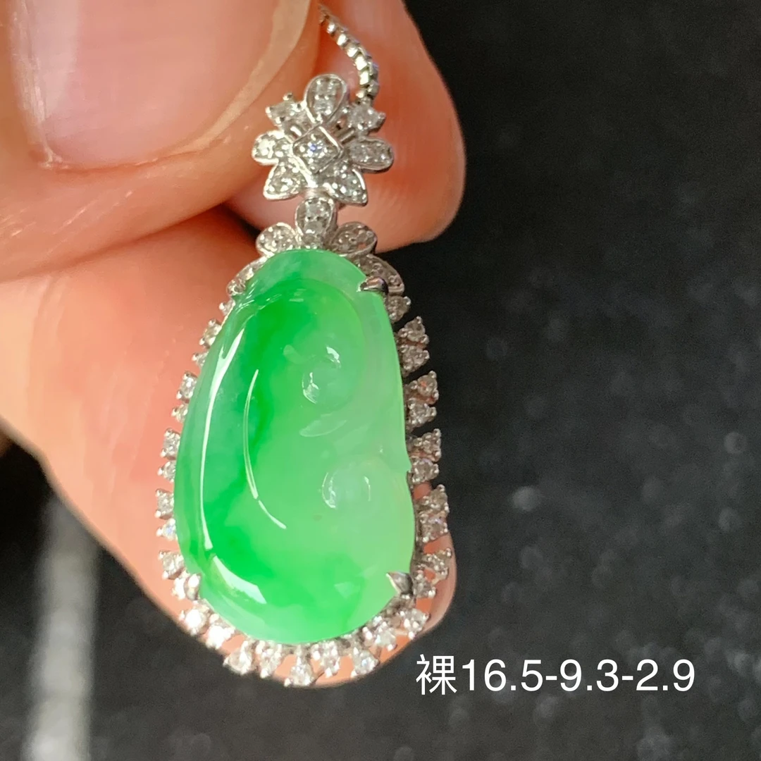 冰阳如意翡翠吊坠 镶嵌精致 女生佩戴