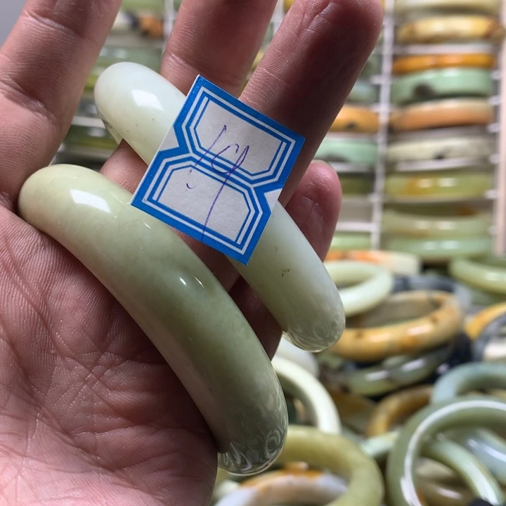 蛇纹石玉手镯未镶嵌?**.