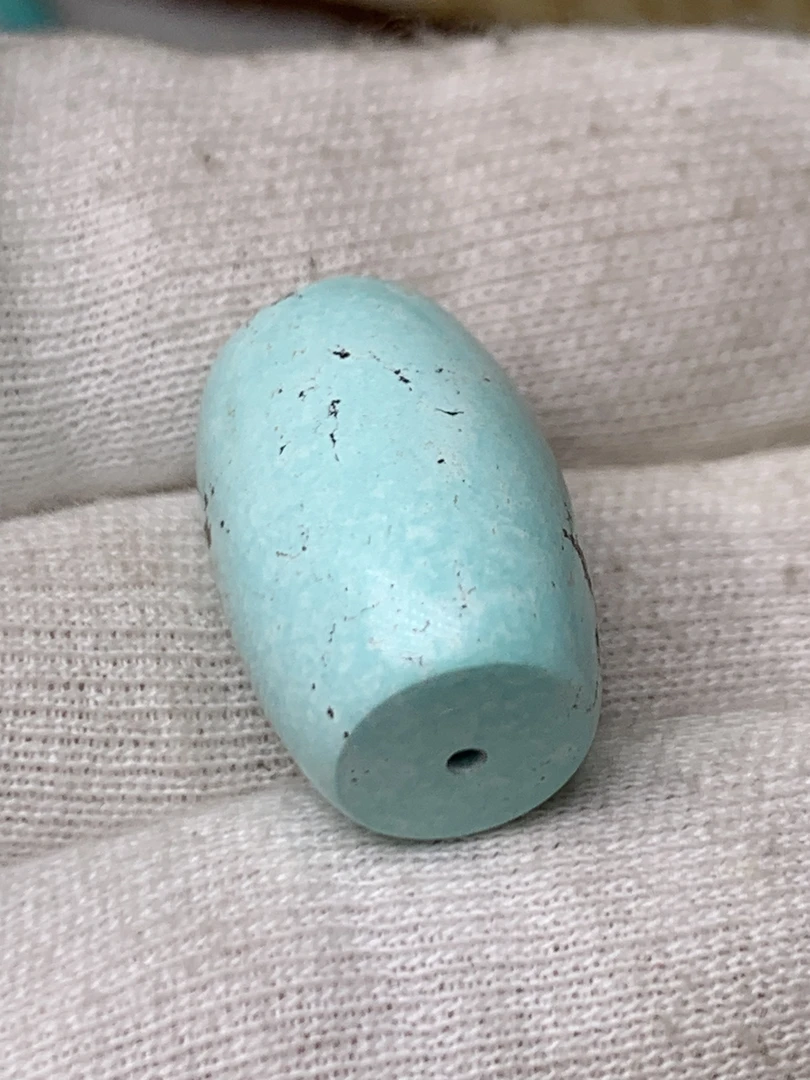 原矿绿松石桶珠、尺寸22*14.5mm、重6.6克