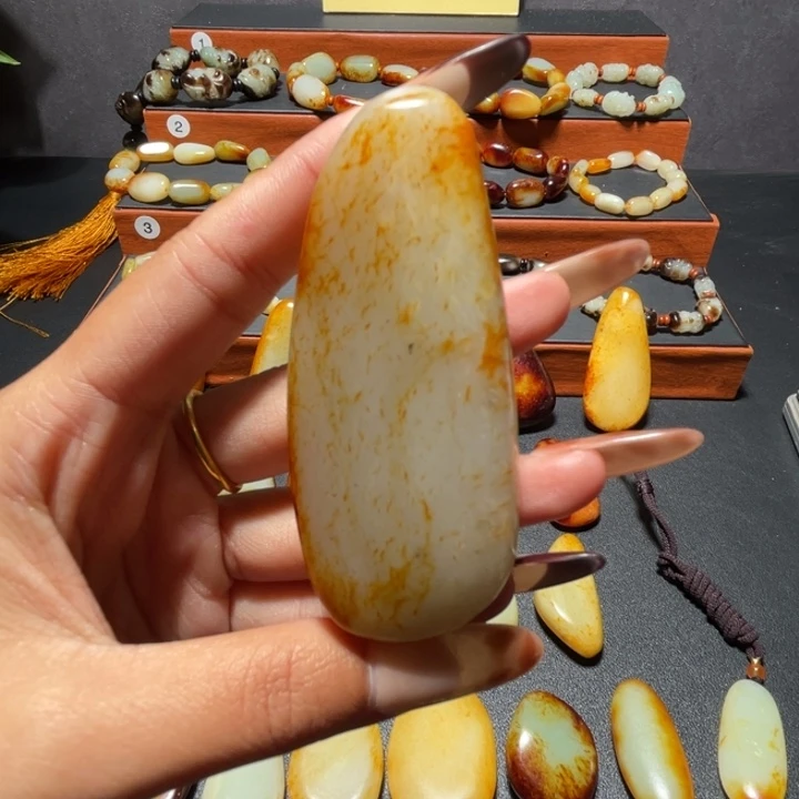 墨***音和田玉未镶嵌颈饰