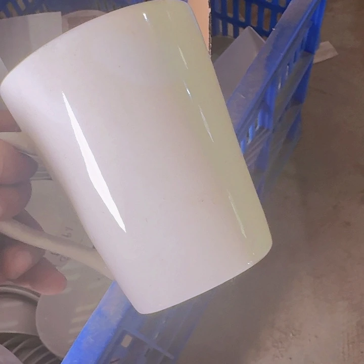 瓷杯子 一个纯白
